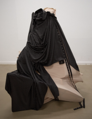 Textile Skulptur in grau und braun Tönen